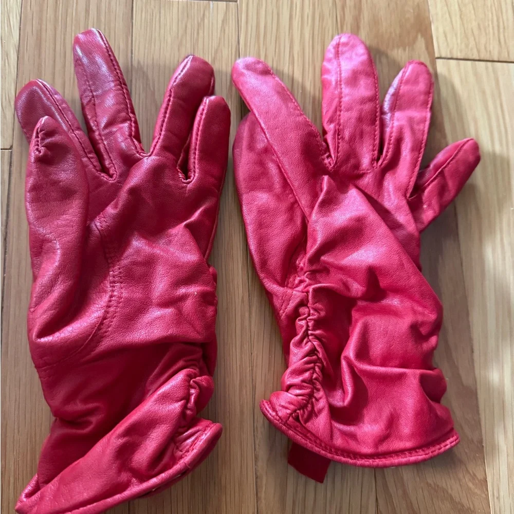 Women’s medium Red 100% leather gloves with 100% polyester lining. Worn once